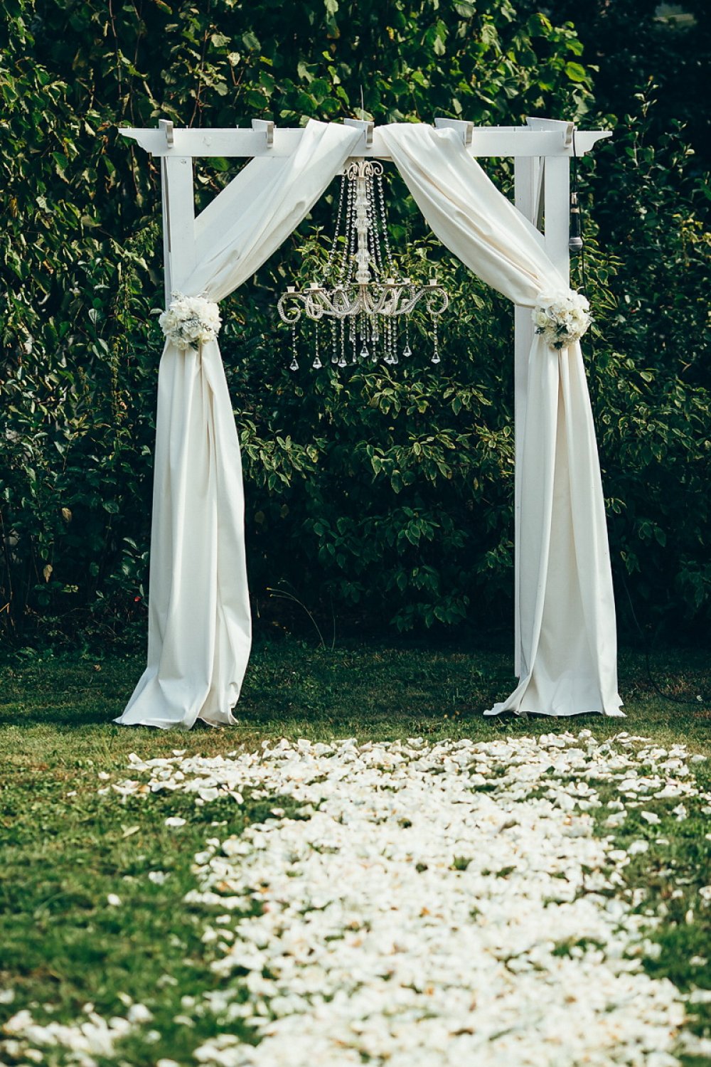 Объемная арка украшена элегантной люстрой и драпировками из плотной ткани.