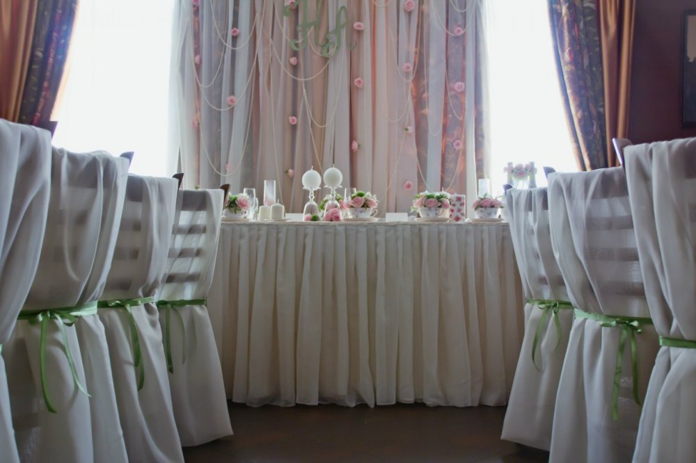 Оформление зала. Молочная вуаль, жемчуг и нежные розы. Инициалы жениха и невесты могут быть выполнены из бумаги или тонкой фанеры.